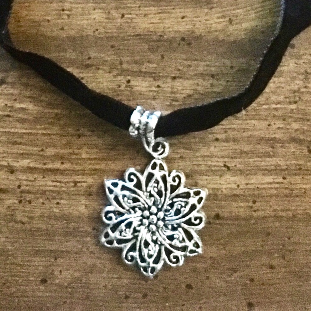 Silver Poinsettia Christmas Flower Pendant Black Velvet Choker Necklace Floral - Picture 5 of 5